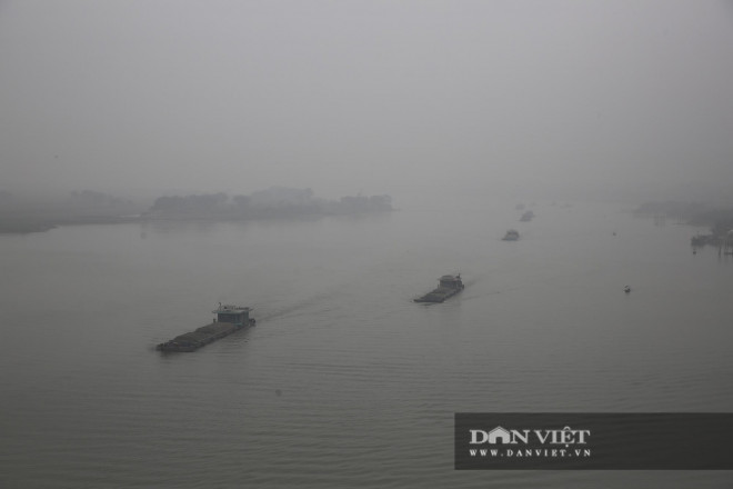 Hà Nội bị "bủa vây" bởi sương mù dày đặc từ sáng đến đêm - 4