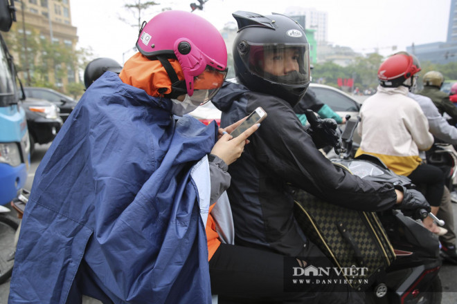 Hà Nội bị "bủa vây" bởi sương mù dày đặc từ sáng đến đêm - 7