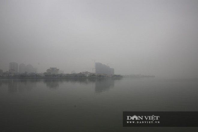Hà Nội bị "bủa vây" bởi sương mù dày đặc từ sáng đến đêm - 9