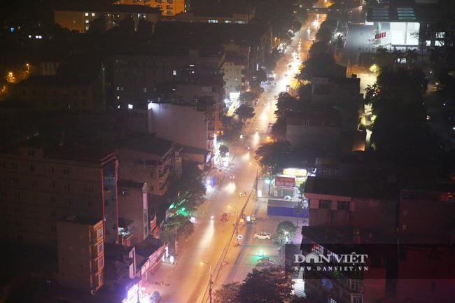 Hà Nội bị "bủa vây" bởi sương mù dày đặc từ sáng đến đêm - 13