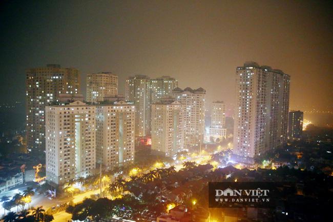 Hà Nội bị "bủa vây" bởi sương mù dày đặc từ sáng đến đêm - 12