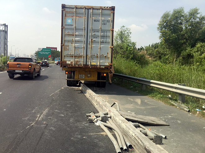 Xe container “làm loạn” trên đường dẫn cao tốc, nhiều người gào thét tháo chạy - 2