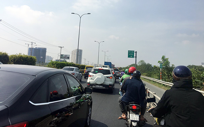 Xe container “làm loạn” trên đường dẫn cao tốc, nhiều người gào thét tháo chạy - 3