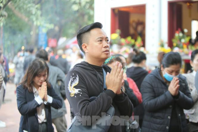 'Kệ' COVID-19, người dân không đeo khẩu trang nườm nượp đổ về lễ Phủ Tây Hồ - 4