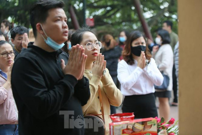 'Kệ' COVID-19, người dân không đeo khẩu trang nườm nượp đổ về lễ Phủ Tây Hồ - 5