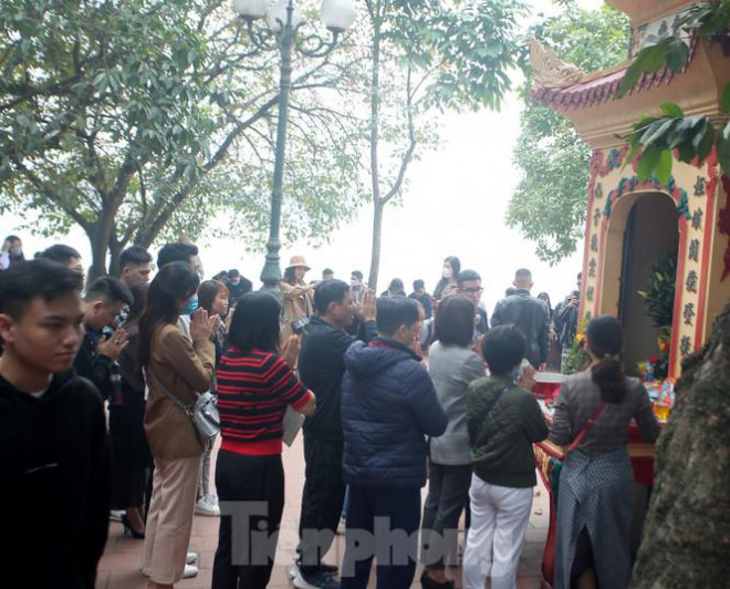 'Kệ' COVID-19, người dân không đeo khẩu trang nườm nượp đổ về lễ Phủ Tây Hồ - 6