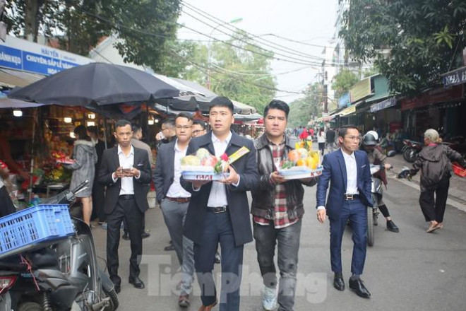 'Kệ' COVID-19, người dân không đeo khẩu trang nườm nượp đổ về lễ Phủ Tây Hồ - 2