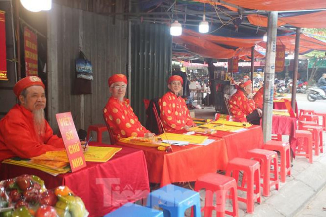 'Kệ' COVID-19, người dân không đeo khẩu trang nườm nượp đổ về lễ Phủ Tây Hồ - 3