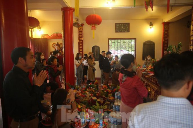 'Kệ' COVID-19, người dân không đeo khẩu trang nườm nượp đổ về lễ Phủ Tây Hồ - 7