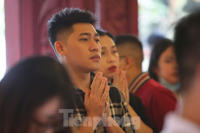 'Kệ' COVID-19, người dân không đeo khẩu trang nườm nượp đổ về lễ Phủ Tây Hồ - 10