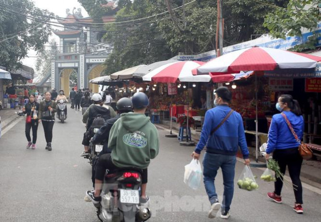 'Kệ' COVID-19, người dân không đeo khẩu trang nườm nượp đổ về lễ Phủ Tây Hồ - 11