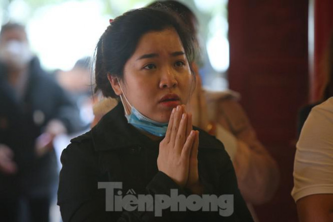 'Kệ' COVID-19, người dân không đeo khẩu trang nườm nượp đổ về lễ Phủ Tây Hồ - 9