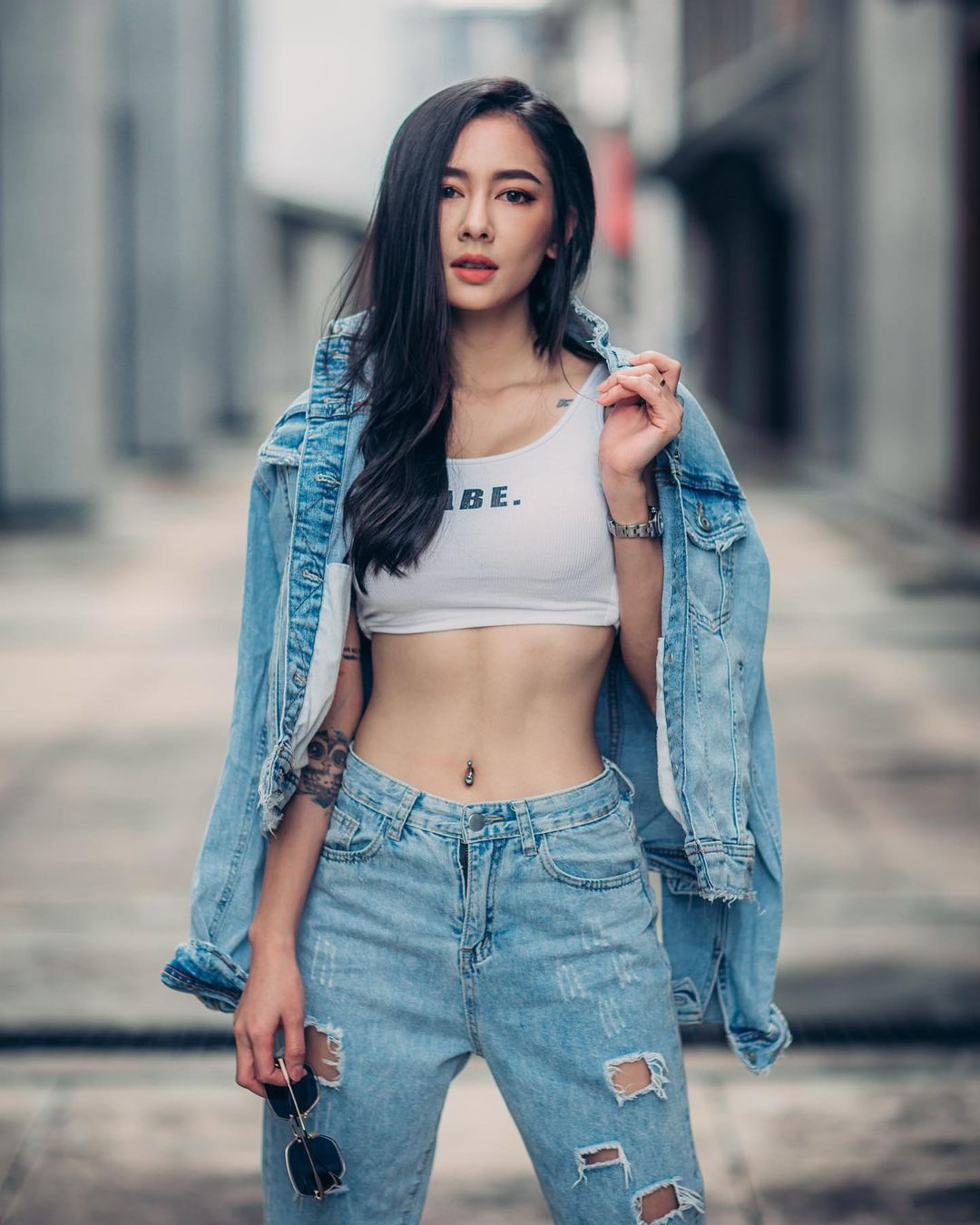 Mẫu tạp chí đàn ông "hot" trên mạng nhờ khéo mặc khoe hình xăm ở vị trí hiểm - 4