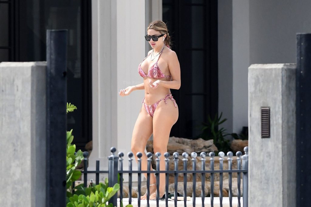 Kim Kardashian cùng bạn bị xóa người trên báo Trung Quốc vì trang phục phản cảm - 4
