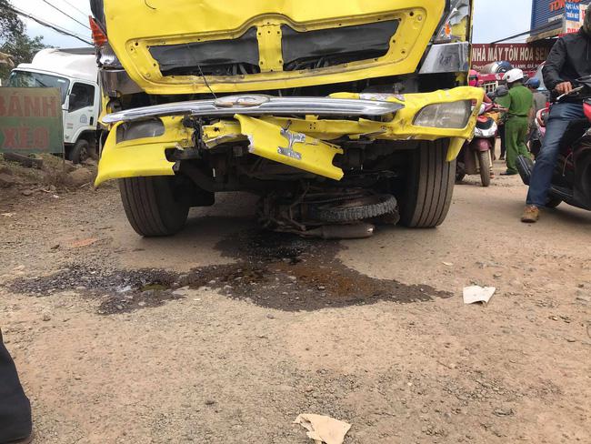 Xe tải đâm liên hoàn vào 5 xe ô tô đậu bên lề đường, 2 cô gái tử vong - 2