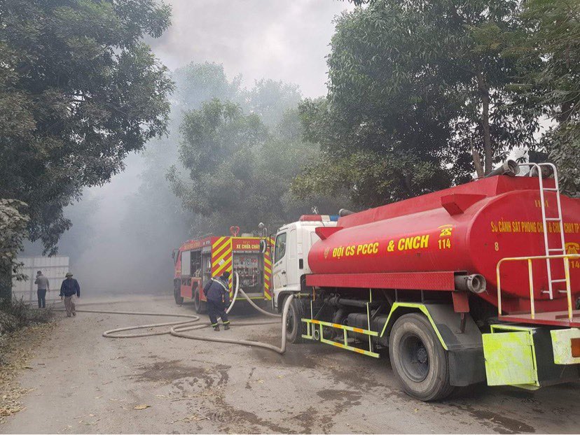 HN: Cháy lớn dưới cầu Thanh Trì, cột khói cao hàng trăm mét - 2