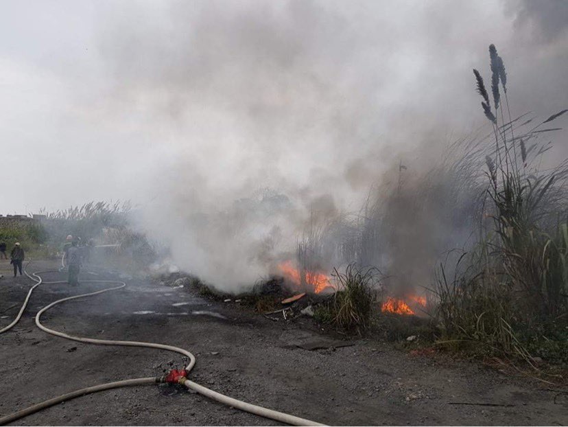 HN: Cháy lớn dưới cầu Thanh Trì, cột khói cao hàng trăm mét - 4