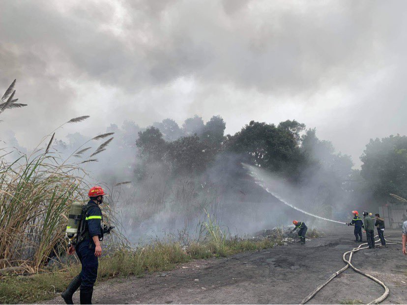 HN: Cháy lớn dưới cầu Thanh Trì, cột khói cao hàng trăm mét - 3