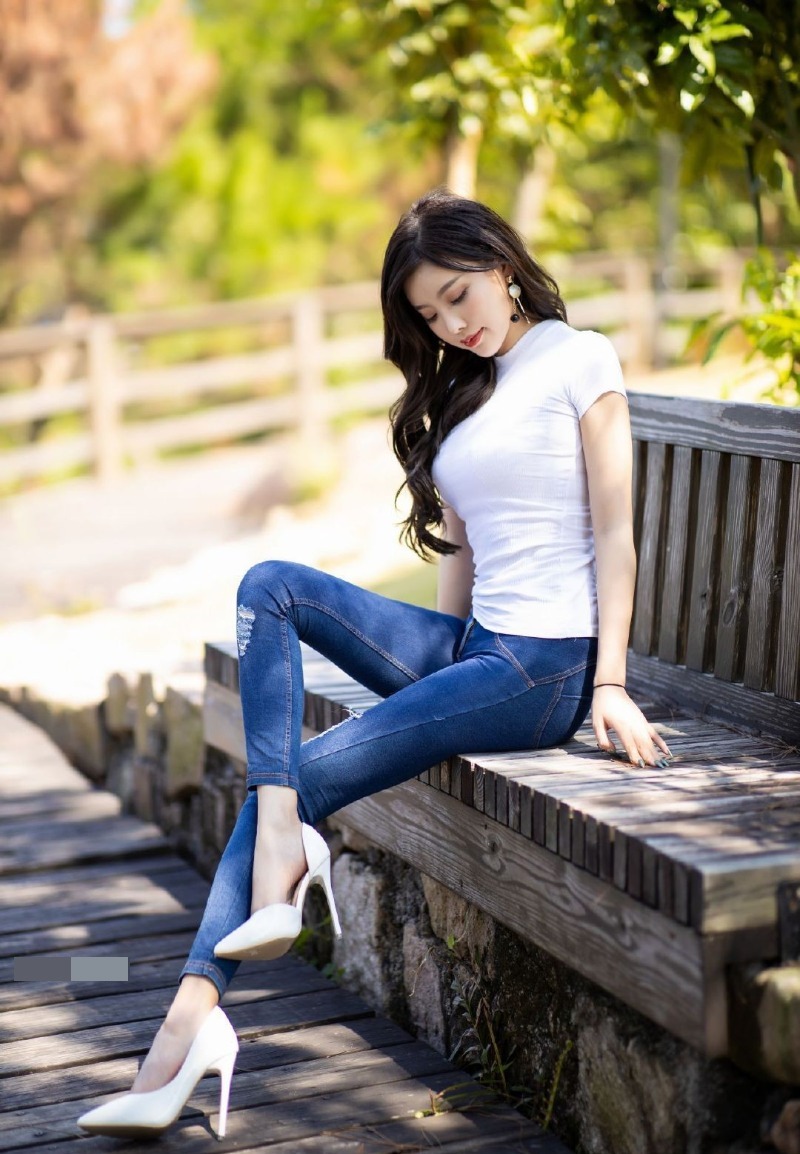 Không cần đồ hở, cô gái này vẫn chiếm spotlight vì mặc quần jean tôn dáng 10 điểm - 4
