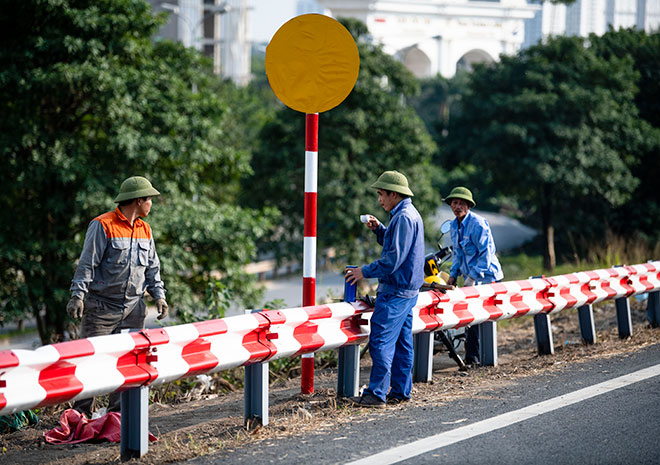 "Thay áo mới", cây cầu ai cũng muốn qua lúc trời nắng mưa trông như thế nào? - 11