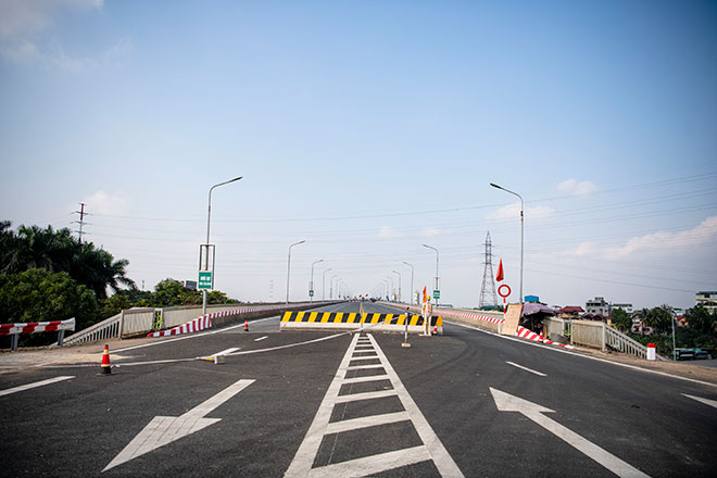 "Thay áo mới", cây cầu ai cũng muốn qua lúc trời nắng mưa trông như thế nào? - 13