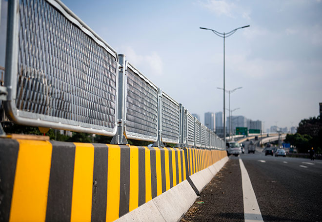 "Thay áo mới", cây cầu ai cũng muốn qua lúc trời nắng mưa trông như thế nào? - 14