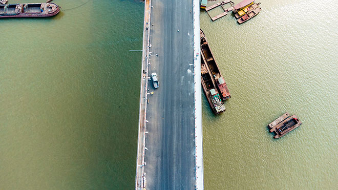 "Thay áo mới", cây cầu ai cũng muốn qua lúc trời nắng mưa trông như thế nào? - 15