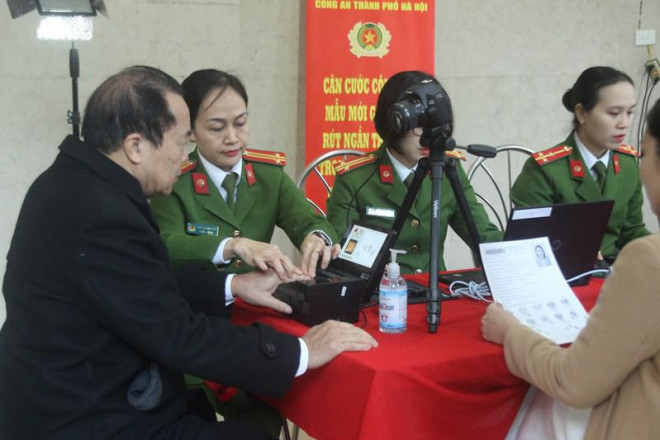 Chính thức cấp thẻ căn cước gắn chip điện tử cho người dân - 2