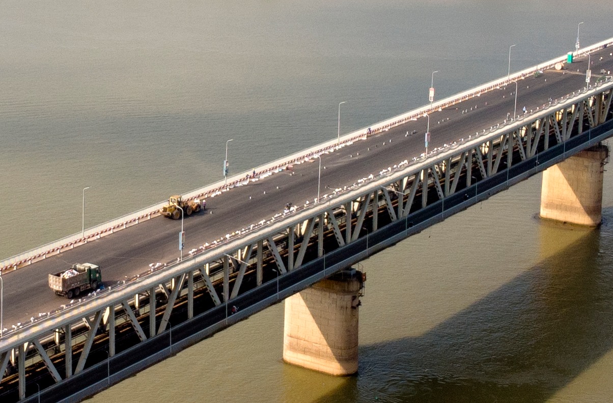 "Thay áo mới", cây cầu ai cũng muốn qua lúc trời nắng mưa trông như thế nào? - 12