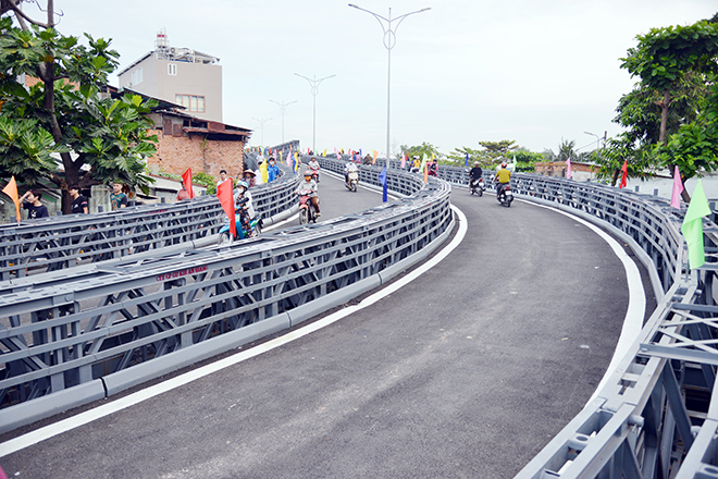 Cầu sắt bạc tỷ nối 2 quận ở TP.HCM, xóa cảnh “qua sông phải lụy đò” - 3