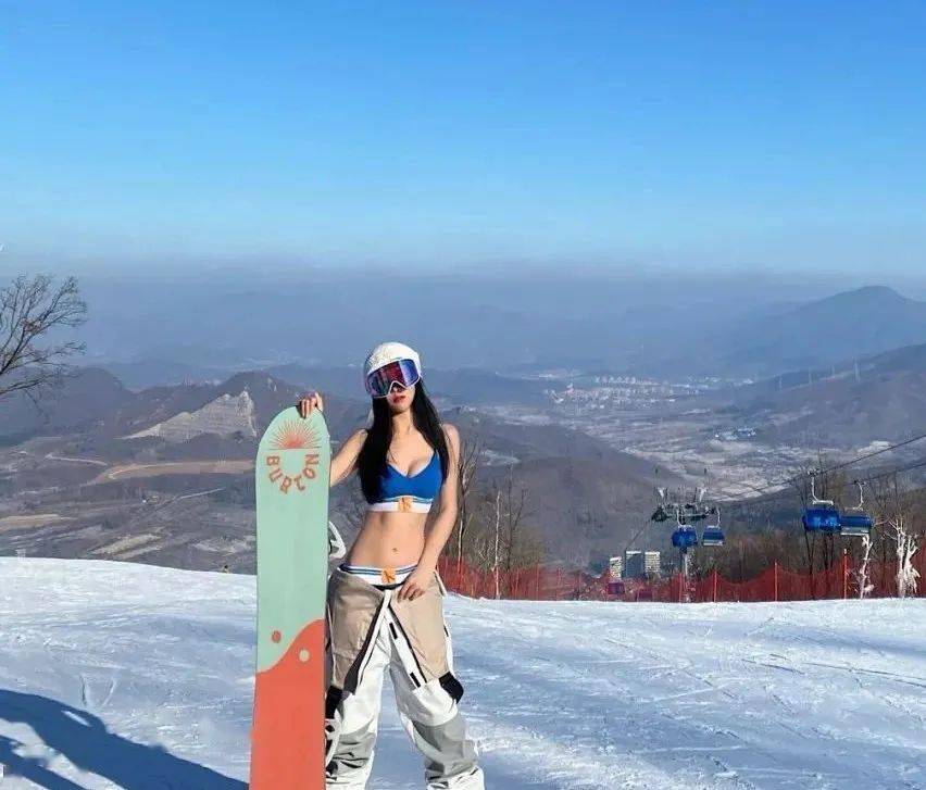 Phái đẹp Trung Quốc mê kiểu mặc "phang thời tiết", rét cắt da cắt thịt vẫn diện bikini - 1