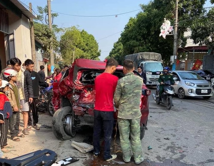 Xe bán tải đâm liên hoàn nhiều xe trên đường, 4 người thương vong - 3