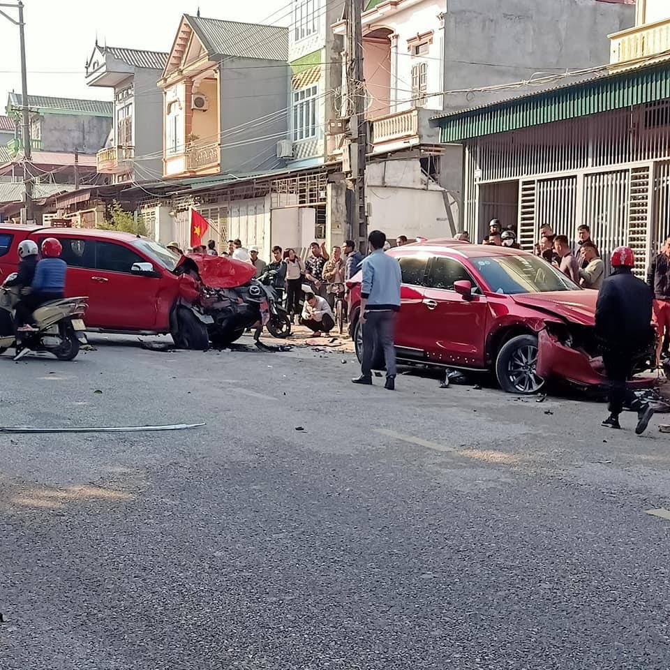 Xe bán tải đâm liên hoàn nhiều xe trên đường, 4 người thương vong - 2