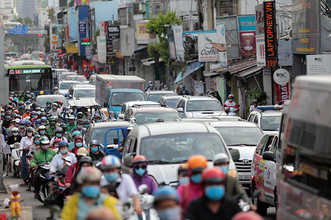 Đường phố &#34;ngộp thở&#34; chiều cuối năm 2020, người Sài Gòn hãi hùng &#34;bò&#34; về nhà - 1