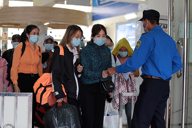 Đường phố "ngộp thở" chiều cuối năm 2020, người Sài Gòn hãi hùng "bò" về nhà - 12