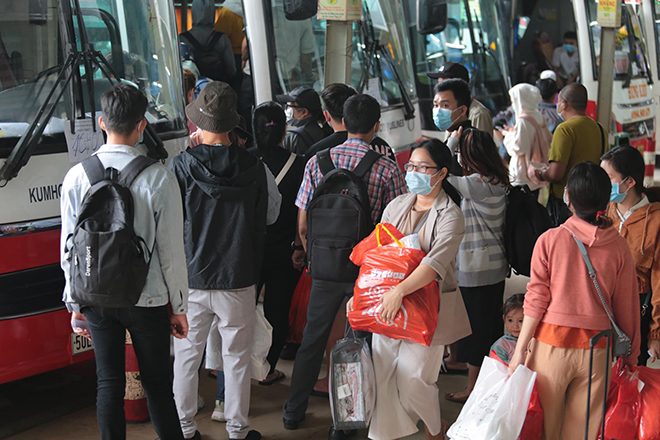 Đường phố "ngộp thở" chiều cuối năm 2020, người Sài Gòn hãi hùng "bò" về nhà - 13