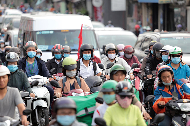 Đường phố "ngộp thở" chiều cuối năm 2020, người Sài Gòn hãi hùng "bò" về nhà - 3