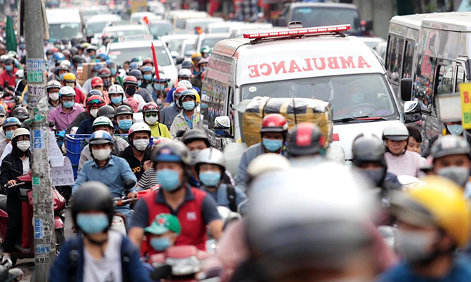 Đường phố "ngộp thở" chiều cuối năm 2020, người Sài Gòn hãi hùng "bò" về nhà - 4
