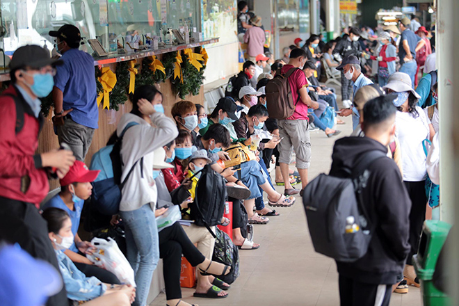 Đường phố "ngộp thở" chiều cuối năm 2020, người Sài Gòn hãi hùng "bò" về nhà - 9