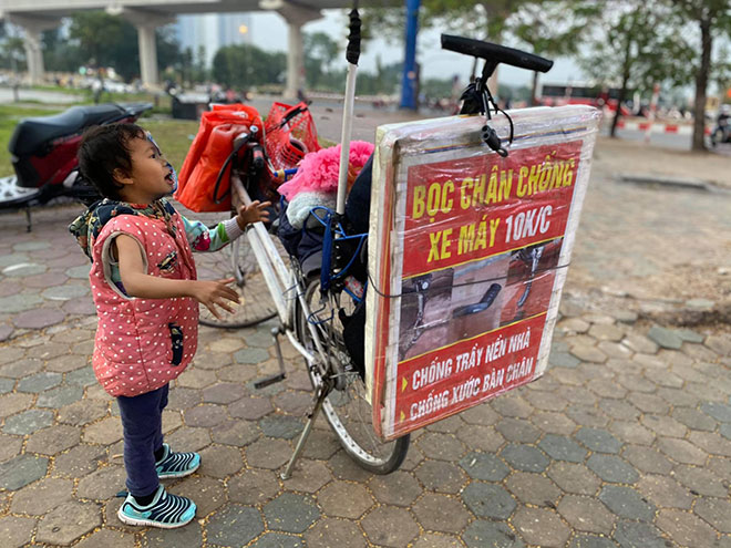 Ông bố “gà trống” ôm con thơ đi bán bọc chân chống xe máy được tặng món quà giá trị - 2