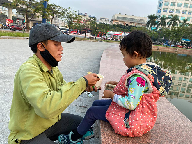 Ông bố “gà trống” ôm con thơ đi bán bọc chân chống xe máy được tặng món quà giá trị - 3