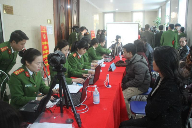 Tin tức 24h qua: Ngày cuối năm, ông bố đơn thân chăm con trên vỉa hè nhận được món quà đặc biệt - 2