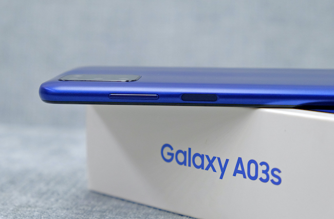 Galaxy A03s bán ra tại Việt Nam có bộ nhớ trong 64GB, có thể mở rộng bằng thẻ nhớ microSD.
