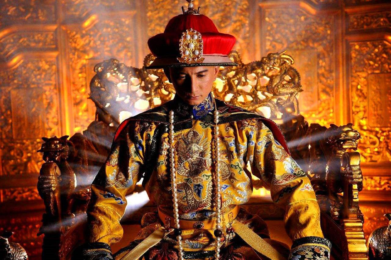 Китайский Император на троне