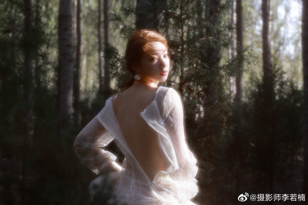 Người mẫu Trung Quốc mặc chiếc váy không kéo khóa thu hút sự chú ý - 3