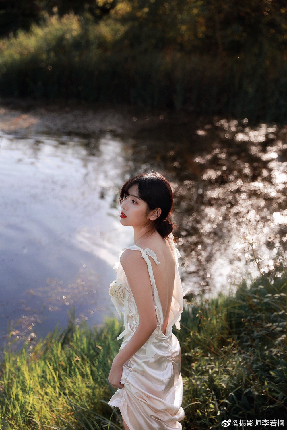 Người mẫu Trung Quốc mặc chiếc váy không kéo khóa thu hút sự chú ý - 9