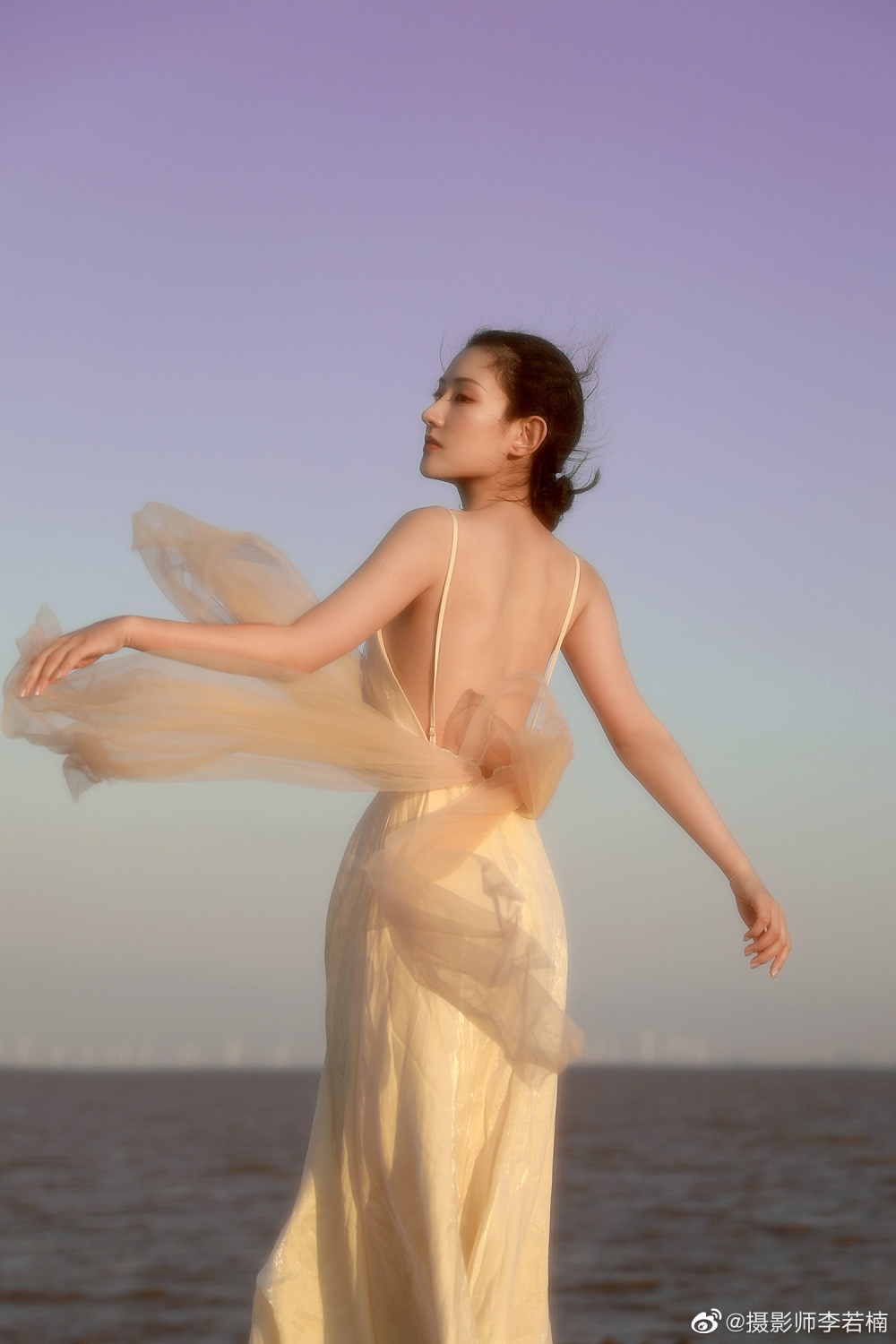 Người mẫu Trung Quốc mặc chiếc váy không kéo khóa thu hút sự chú ý - 8