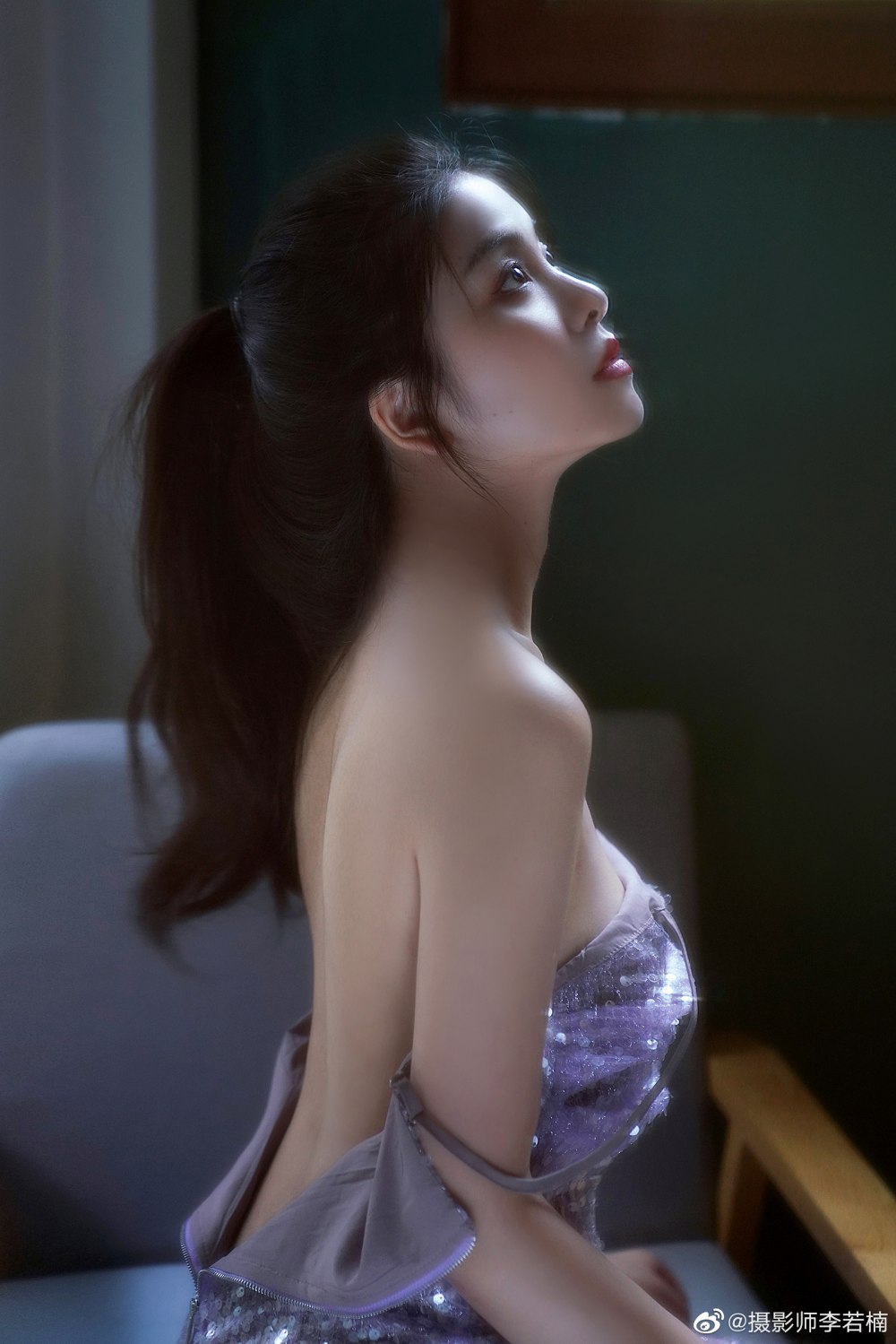 Người mẫu Trung Quốc mặc chiếc váy không kéo khóa thu hút sự chú ý - 7