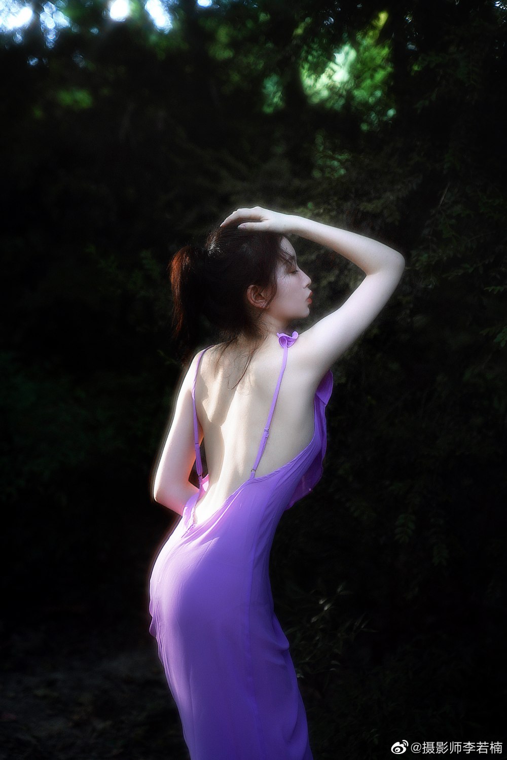 Người mẫu Trung Quốc mặc chiếc váy không kéo khóa thu hút sự chú ý - 4