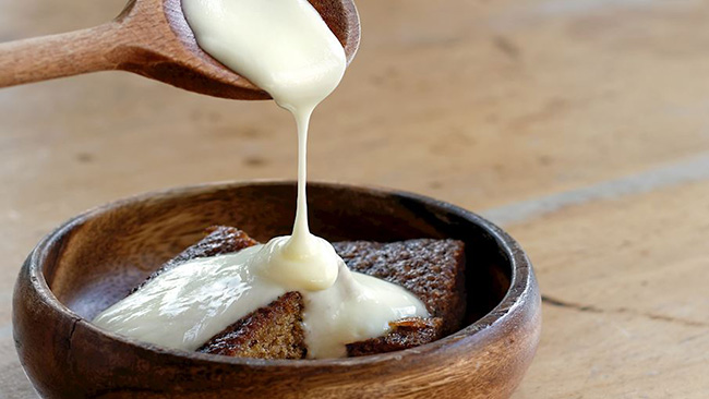 7. Malva pudding

Đây là một món tráng miệng truyền thống của Nam Phi, bao gồm phần nhân bánh pudding được phủ trong một loại sốt kem ngọt ngào được làm từ nước, kem, vani, bơ và đường. Bánh pudding thường được làm từ bơ, đường, trứng, mứt mơ, sữa, bột mì và muối.
